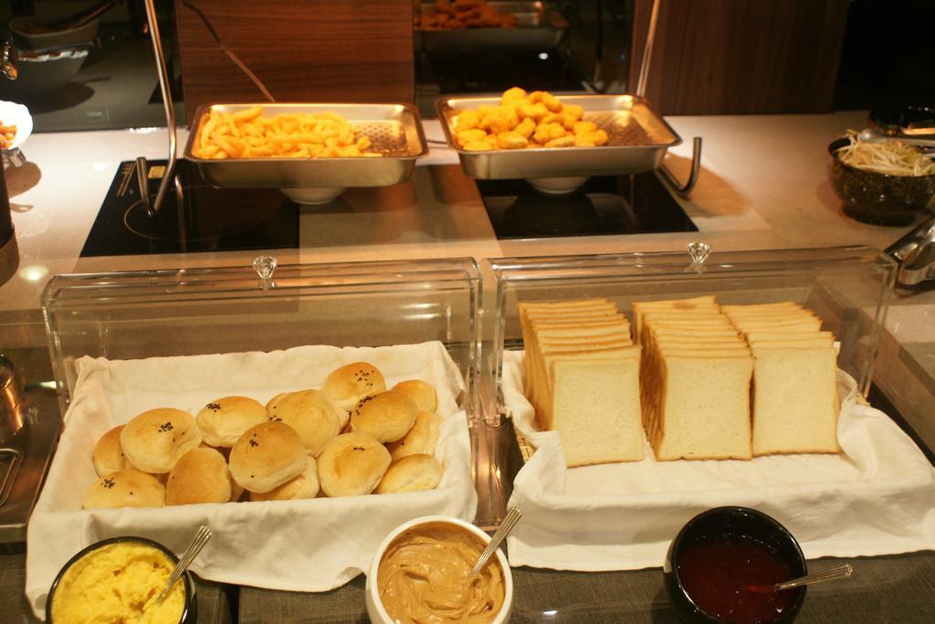 Maple Hotel Tainan Luaran gambar