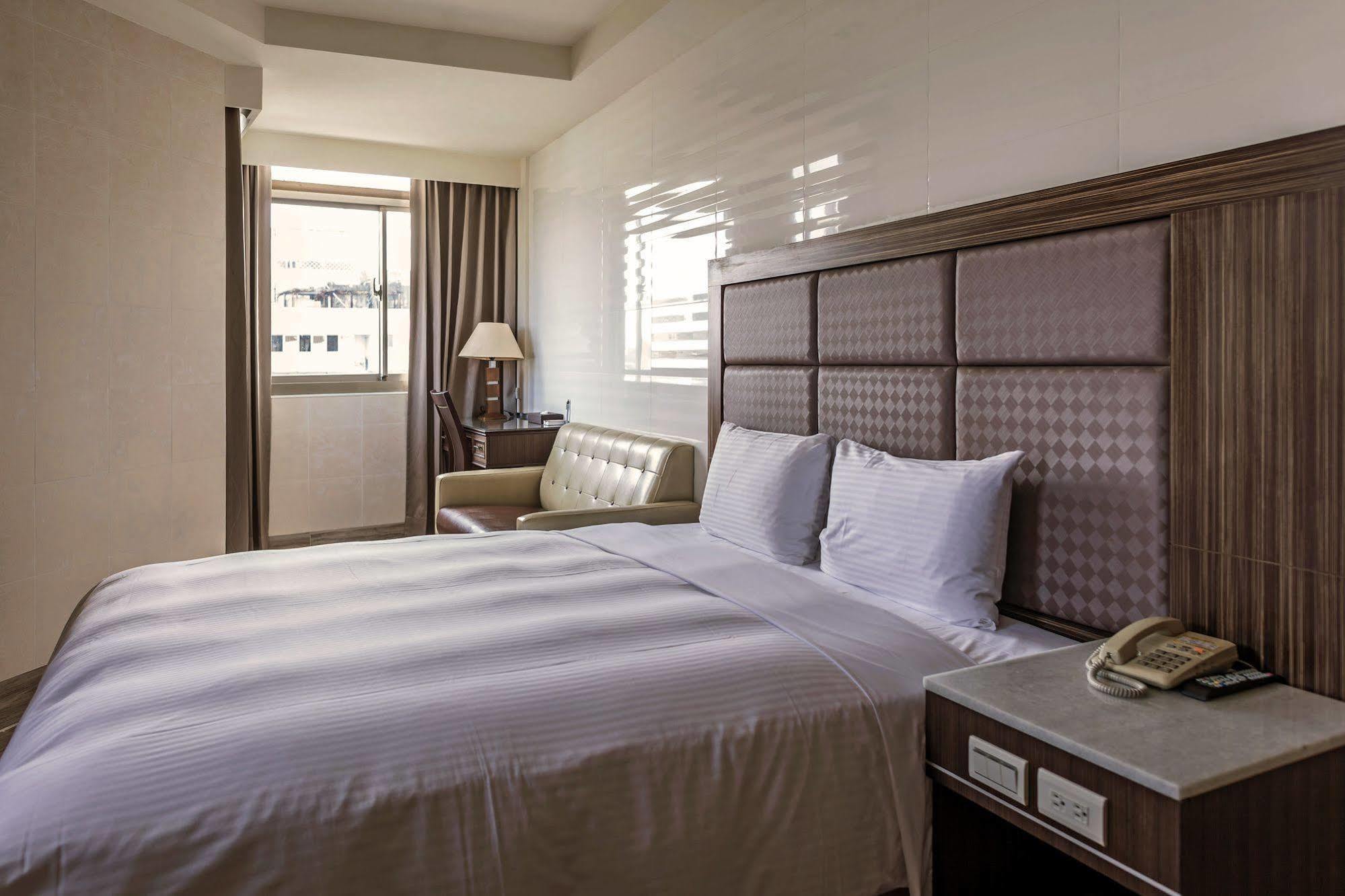 Maple Hotel Tainan Luaran gambar