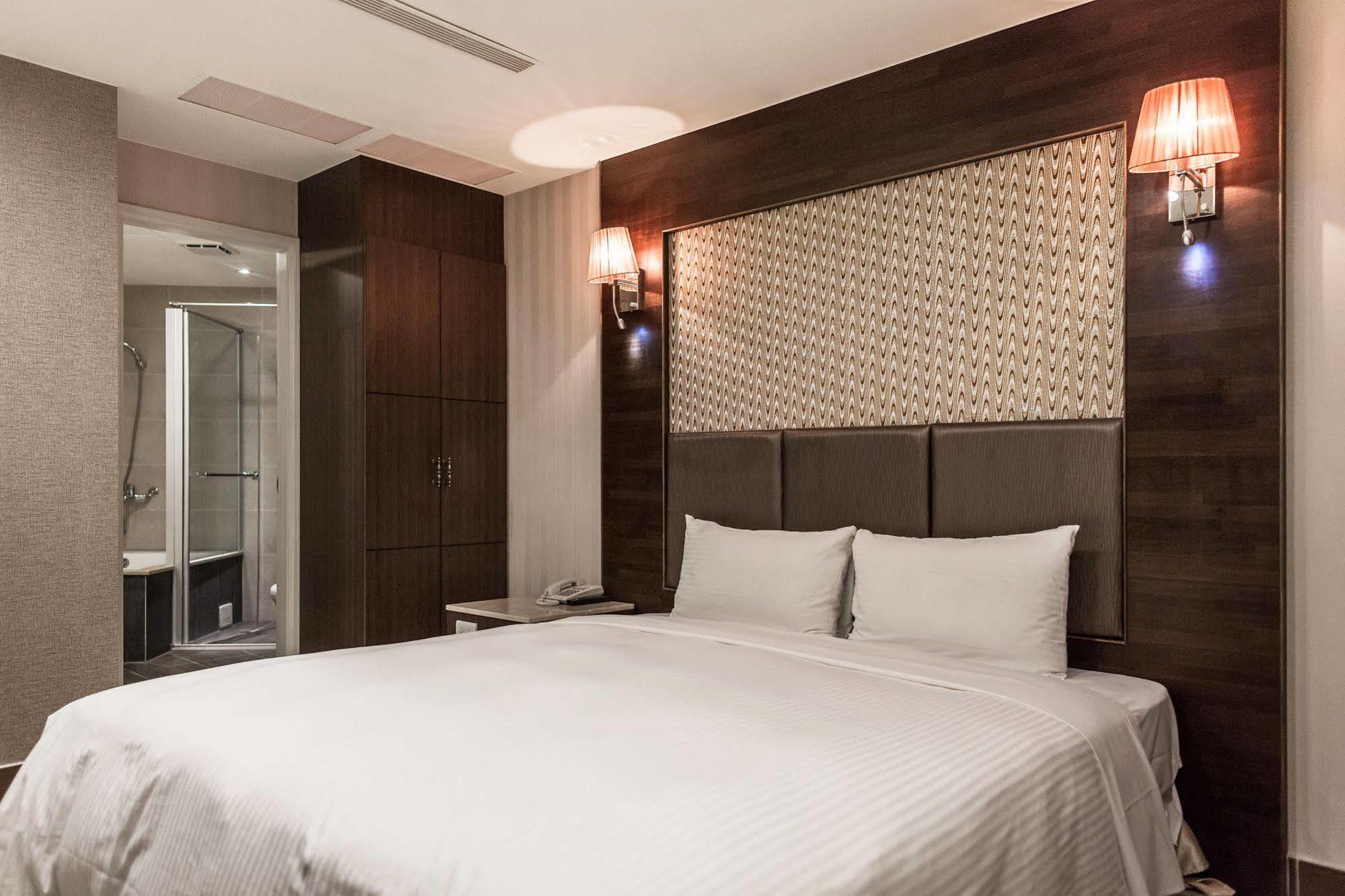 Maple Hotel Tainan Luaran gambar